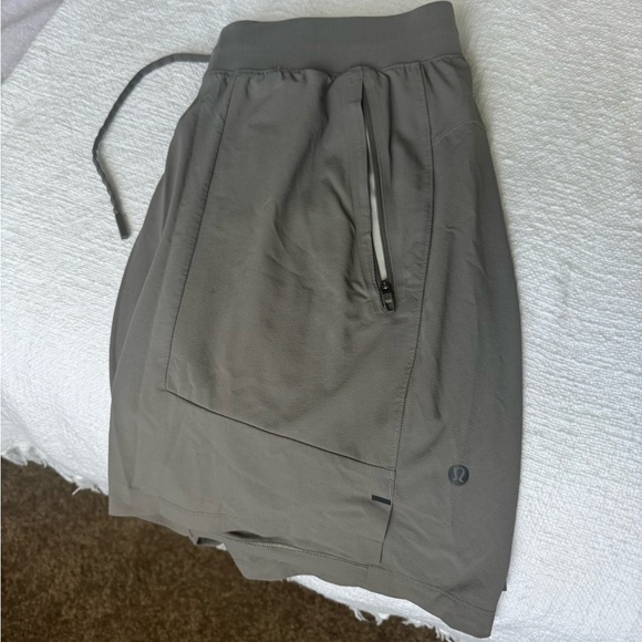lululemon athletica Men's Charcoal Athletic Shorts - Picture 2 of 2